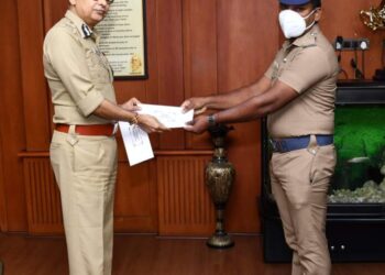 கீழ்பாக்கம் பகுதியில் இருசக்கர வாகனத்தில் தப்பிய 3 குற்றவாளிகளை கைது செய்த போலீசாருக்கு கமிஷனர் நேரில் அழைத்து பாராட்டு