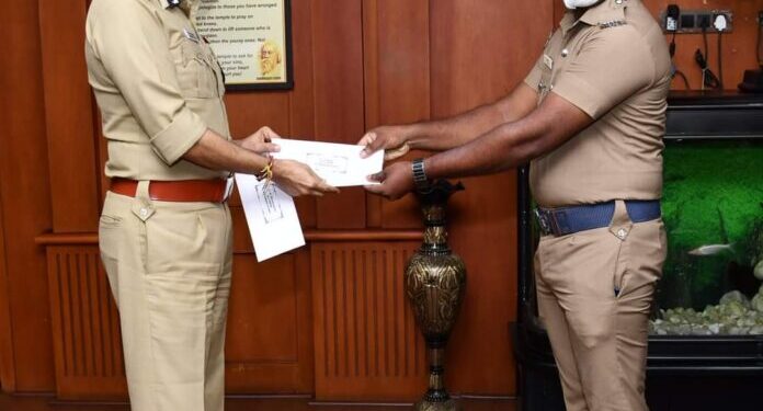 கீழ்பாக்கம் பகுதியில் இருசக்கர வாகனத்தில் தப்பிய 3 குற்றவாளிகளை கைது செய்த போலீசாருக்கு கமிஷனர் நேரில் அழைத்து பாராட்டு