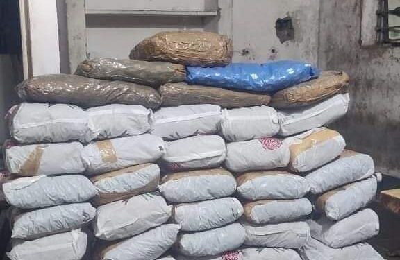 கஞ்சா கடத்தி வந்‌‌‌த காரை உயிரைப் பணயம் வைத்து விரட்டிய காவலருக்‌‌‌கு  டி.ஜி.பி பாராட்‌‌‌டு