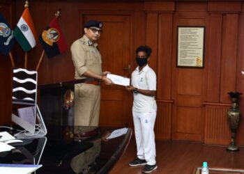 தமிழ்நாடு பெண்கள் கிரிக்கெட் அணி பயிற்சி முகாமிற்கு தேர்வாகியுள்ள காவல் சிறார் மற்றும் சிறுமியரை சென்னை காவல் ஆணையாளர் .சங்கர்ஜிவால், நேரில் அழைத்து பாராட்டி வெகுமதி