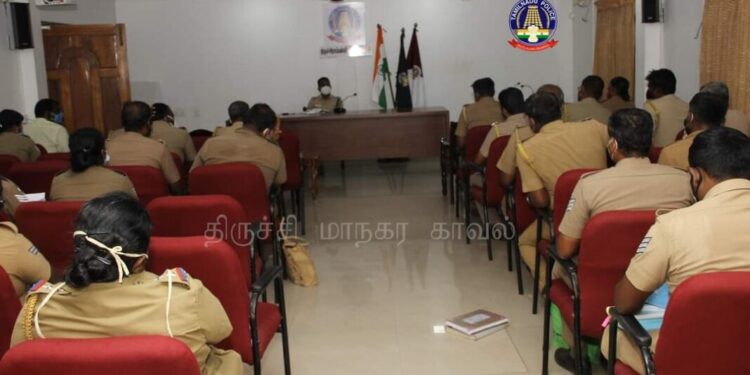 திருச்சி மாநகரில் நிலுவையில் உள்ள நீதிமன்ற வழக்குகளை விரைவாக விசாரணை செய்ய துணை கமிஷனர் தலைமையில் ஆலோசனை கூட்டம்