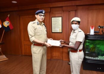 தாம்பரம் இரயிலில் பாட்டியை தவறவிட்ட 7 வயது சிறுமியை அவரது பாட்டி, பெற்றோரிடம் ஒப்படைத்த ஆயுதப்படை பெண் காவலர் லஷ்மி