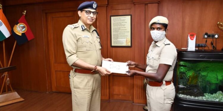 தாம்பரம் இரயிலில் பாட்டியை தவறவிட்ட 7 வயது சிறுமியை அவரது பாட்டி, பெற்றோரிடம் ஒப்படைத்த ஆயுதப்படை பெண் காவலர் லஷ்மி