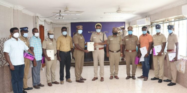 சிறப்பாக பணியாற்றிய 21 காவல்துறையினருக்கு  தூத்துக்குடி மாவட்ட காவல் கண்காணிப்பாளர் எஸ். ஜெயக்குமார் பாராட்டுச்சான்றிதழ் வழங்கி பாராட்டினார்.