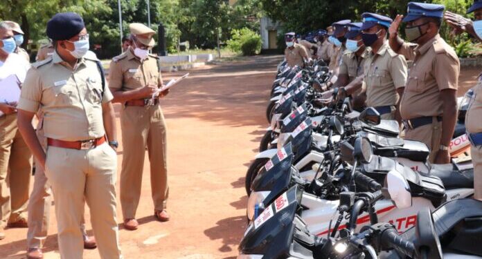 காவல் வாகனங்களை ஆய்வு செய்த மாவட்‌‌‌ட எஸ்‌‌‌.பி  வாகனங்களின் குறைகளை கேட்டறிந்தார்.