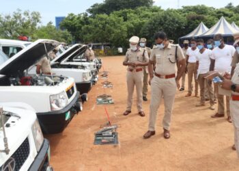 தூத்துக்குடி மாவட்ட காவல்துறை வாகனங்களை  மாவட்ட எஸ்.பி எஸ். ஜெயக்குமார் காவல்துறை ஆய்வு செய்தார்.