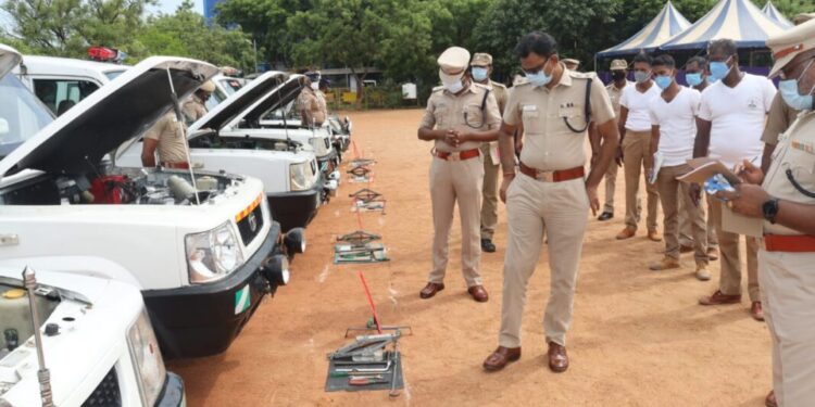 தூத்துக்குடி மாவட்ட காவல்துறை வாகனங்களை மாவட்ட எஸ்.பி எஸ். ஜெயக்குமார் காவல்துறை ஆய்வு செய்தார்.