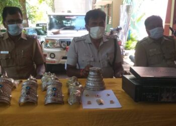 தேனி மாவட்டம், தாமரைக் குளத்தில் கோவிலின் உள்ளே கொள்ளயடித்த கும்பல் சிக்கியது