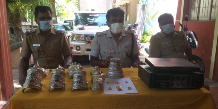 தேனி மாவட்டம், தாமரைக் குளத்தில் கோவிலின் உள்ளே கொள்ளயடித்த கும்பல் சிக்கியது