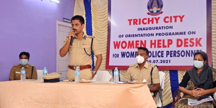 பெண்‌‌‌கள் உதவி மையம் தொடக்க விழா நிகழ்‌‌‌ச்‌‌‌சியை போலீஸ்‌‌‌ கமிஷனர்‌‌‌ துவங்‌‌‌கி வைத்தார்‌‌‌