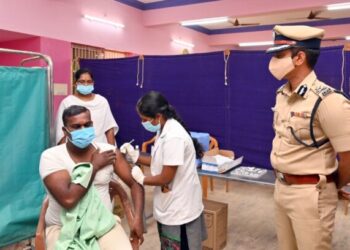 போலீசார்  அவரின் குடும்பத்தினருக்கு தடுப்பூசி செலுத்‌‌‌தும்‌‌‌ முகாமை போலீஸ் கமிஷனர் துவக்கி வைத்தார்