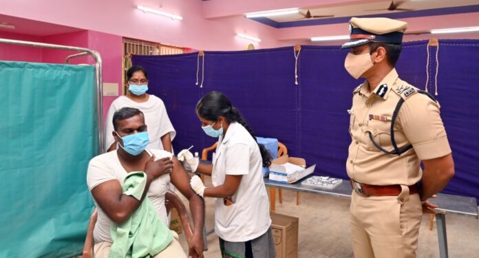 போலீசார்  அவரின் குடும்பத்தினருக்கு தடுப்பூசி செலுத்‌‌‌தும்‌‌‌ முகாமை போலீஸ் கமிஷனர் துவக்கி வைத்தார்