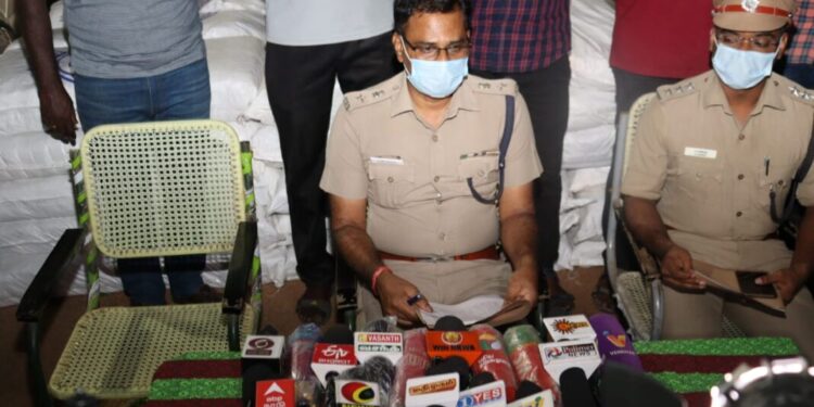 தூத்துக்குடியில் ரூ. 14 லட்சம் மதிப்புள்ள 1700 கிலோ எடை கொண்ட தடை செய்யப்பட்ட புகையிலை பொருட்கள், 2 வாகனங்கள் பறிமுதல் – ஒருவர் கைது
