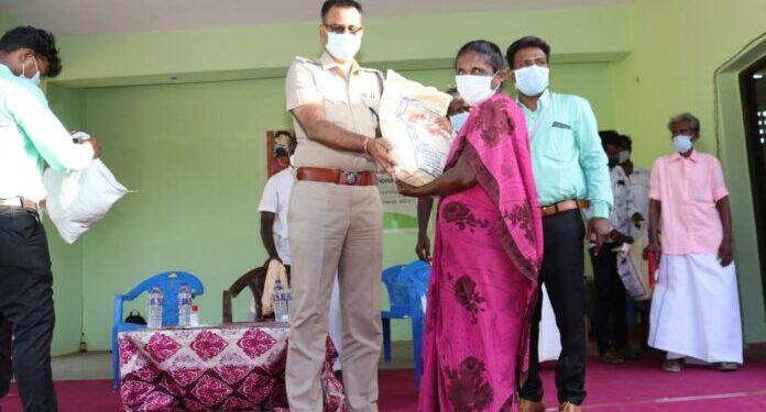 தூத்துக்குடி மாவட்டம் கூட்டாம்புளியில் 70 ஏழை, எளிய மக்களுக்கு அரிசி மற்றும் மளிகை பொருட்களை மாவட்ட காவல் கண்காணிப்பாளர் எஸ்.ஜெயக்குமார் வழங்கினார்.