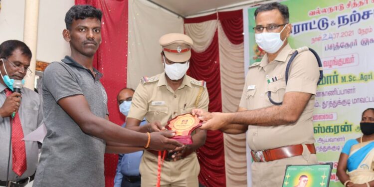 வல்லநாடு சித்தர் சாதுசிதம்பர சுவாமிகள் தொண்டர்குளம் சார்பாக கொரோனா காலத்தில் ஏழை, எளிய மக்களுக்கு உணவு