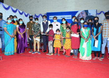 தூத்துக்குடி ஸ்டெர்லைட் காப்பர் நிறுவனம் சார்பில் கடலோரப் பகுதிகளைச் சேர்ந்த 100 மாணவர்களுக்கு உதவித்தொகை