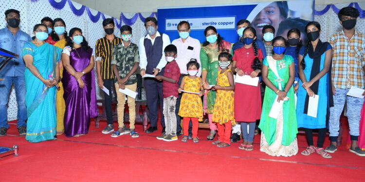 தூத்துக்குடி ஸ்டெர்லைட் காப்பர் நிறுவனம் சார்பில் கடலோரப் பகுதிகளைச் சேர்ந்த 100 மாணவர்களுக்கு உதவித்தொகை