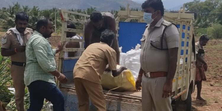 தோட்டத்தில் பதுக்கி வைத்திருந்த வெளிமாநில 3100 மதுபாட்டில்கள் டி.எஸ்.பி முத்துகுமார் தலைமையிலான தனி படை பறிமுதல்