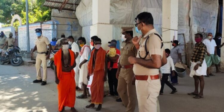 திருச்செந்தூர் கோவிலில் பாதுகாப்பு பணிகளை மாவட்ட எஸ்.பி ஜெயக்குமார் நேரில் சென்று ஆய்வு