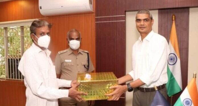 ஆட்டோ டிரைவரின் நேர்மைக்கு பரிசு – கோவை போலீஸ் கமிஷனர் நேரில் அழைத்து பாராட்டு