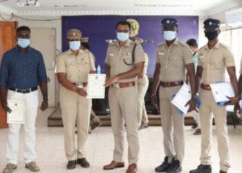 தூத்துக்குடி மாவட்டத்தில் சிறப்பாக பணியாற்றிய போலீசாருக்கு மாவட்ட எஸ்.பி பாராட்டு