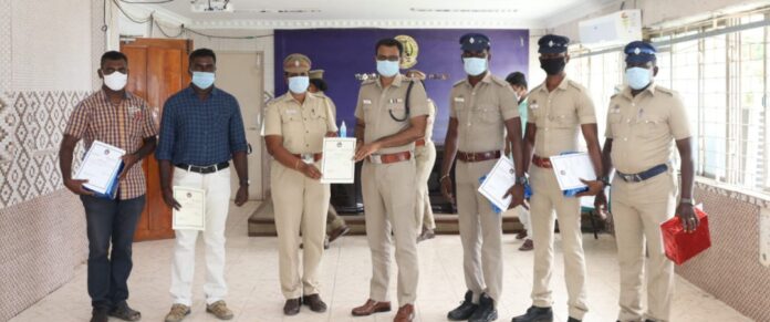 தூத்துக்குடி மாவட்டத்தில் சிறப்பாக பணியாற்றிய போலீசாருக்கு மாவட்ட எஸ்.பி பாராட்டு