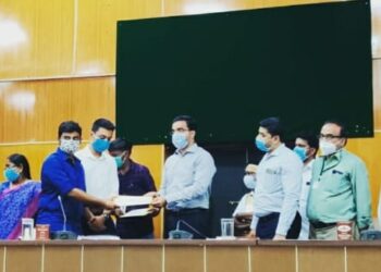 கொரோனா தொற்று காலகட்டத்தில் மாற்றுத்திறனாளிகள்  உள்ளிட்ட 800 பேர்களுக்கு அரிசி பருப்பு போன்ற உதவிகளை செய்த ரிலையன்ஸ் பவுண்டேஷன், செவாலியர் ரோச் சொசைட்டி அமைப்புக்கு மாவட்ட ஆட்சித் தலைவர் பாராட்டு சான்றிதழ் வழங்கினார்