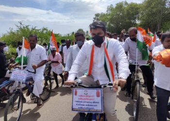 பெட்ரோல், டீசல் விலை  உயர்வு !! ஸ்ரீவைகுண்டம் காங்கிரஸ் எம்.எல்.ஏ., ஊர்வசி அமிர்தராஜ்  தலைமையில் ஒன்றிய அரசை கண்டித்து  மாபெரும்  எழுச்சிமிகு கண்டன சைக்கிள் பேரணி பொதுமக்கள் ஆதரவு திரண்டது