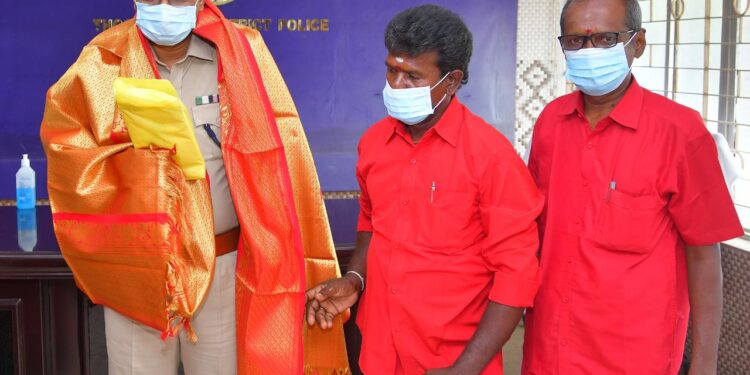 பங்காரு அம்மா அன்னதான திட்டத்தில் பணியாற்றிய   செவ்வாடை தொண்டர்களுக்கு எஸ்.பி.,ஜெயக்குமார் பாராட்டு!