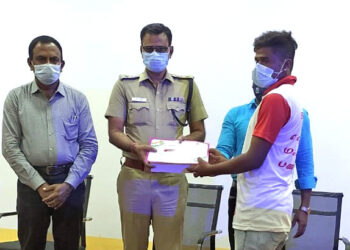 முன்கள பணியாளர்களுக்கு உதவியாக சேவையாற்றி வரும் நாட்டு நலப்பணி திட்ட மாணவர்களுக்கு பாராட்டுச் சான்றிதழ்