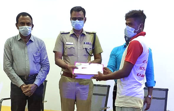 முன்கள பணியாளர்களுக்கு உதவியாக சேவையாற்றி வரும் நாட்டு நலப்பணி திட்ட மாணவர்களுக்கு பாராட்டுச் சான்றிதழ்