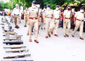 அதிக ஒலி எழுப்பிய இரு சக்கர வாகனங்களின் புகைப்போக்கிகளை போலீசார் பறிமுதல் செய்து நசுக்கி அழித்தனர்.