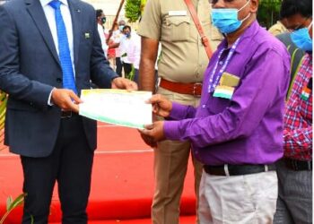 கொரோனா காலத்தில்  சிறப்பாக பணியாற்றிய  செய்தி மக்கள் தொடர்பு  துறை அலுவலக மூத்த பணியாளர் ராமச்சந்திரனுக்கு  மாவட்ட ஆட்சியர் செந்தில் ராஜ் பாராட்டு சான்று வழங்கி கௌரவித்தார்.