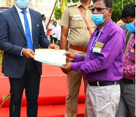 கொரோனா காலத்தில்  சிறப்பாக பணியாற்றிய  செய்தி மக்கள் தொடர்பு  துறை அலுவலக மூத்த பணியாளர் ராமச்சந்திரனுக்கு  மாவட்ட ஆட்சியர் செந்தில் ராஜ் பாராட்டு சான்று வழங்கி கௌரவித்தார்.