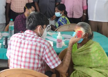 பாண்டிசேரி அரவிந்த் கண் மருத்துவமனை டாக்டர்கள் 450 நோயாளிகளுக்கு சிகிச்சை அளித்தனர்