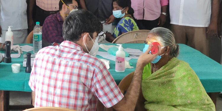 பாண்டிசேரி அரவிந்த் கண் மருத்துவமனை டாக்டர்கள் 450 நோயாளிகளுக்கு சிகிச்சை அளித்தனர்
