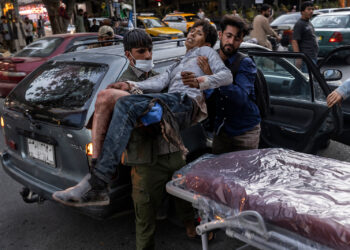 காபூல் விமான நிலையத்தில் நேற்று இரவு இரட்டை குண்டுவெடிப்பு – 13 அமெரிக்க வீரர்கள்,  60 ஆப்கானியர்கள் பலி