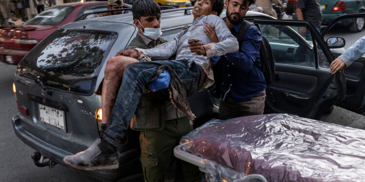 காபூல் விமான நிலையத்தில் நேற்று இரவு இரட்டை குண்டுவெடிப்பு – 13 அமெரிக்க வீரர்கள்,  60 ஆப்கானியர்கள் பலி