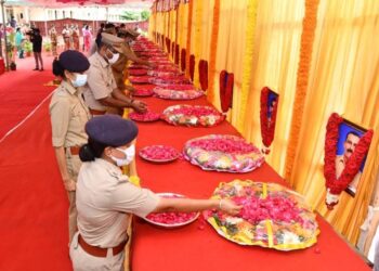 கொரோனா தொற்றால் பாதிக்கப்பட்டு உயிரிழந்த ஆளிநர்களின் திருவுருவ படங்களுக்கு, மலர் தூவி மௌன அஞ்சலி