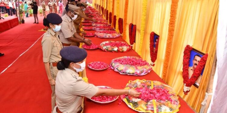 கொரோனா தொற்றால் பாதிக்கப்பட்டு உயிரிழந்த ஆளிநர்களின் திருவுருவ படங்களுக்கு, மலர் தூவி மௌன அஞ்சலி