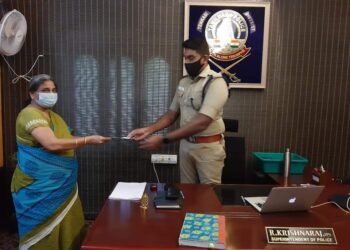 பணியின் போது உயிர்நீத்த காவலர்கள் குடும்பத்திற்கு தலா 3 லட்சம் நிவாரண நிதியை மாவட்ட எஸ்‌‌‌.பி கிருஷ்ணராஜ் IPS வழங்கினார்