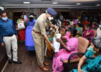 வெளிமாநிலங்களில் மீட்கப்பட்ட 11 நபர்கள் சென்னை பெருநகர காவல் ஆணையாளர் முன்னிலையில் குடும்பத்தினரிடம் ஒப்படைப்பு