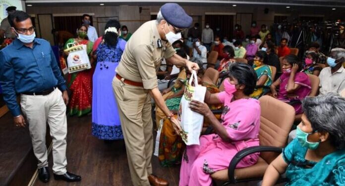 வெளிமாநிலங்களில் மீட்கப்பட்ட 11 நபர்கள் சென்னை பெருநகர காவல் ஆணையாளர் முன்னிலையில் குடும்பத்தினரிடம் ஒப்படைப்பு