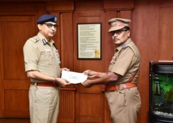 துரைப்பாக்கம் பகுதியில் வாலிபரை தாக்கி காரில் ஏற்றி வந்த 2 நபர்களை வாகன சோதனையின் போது கைது செய்த சிறப்பு உதவி ஆய்வாளர் .ஸ்ரீதரன் என்பவரை, சென்னை காவல் ஆணையாளர் சங்கர் ஜிவால் நேரில் அழைத்து பாராட்டி வெகுமதி