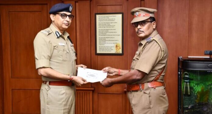 துரைப்பாக்கம் பகுதியில் வாலிபரை தாக்கி காரில் ஏற்றி வந்த 2 நபர்களை வாகன சோதனையின் போது கைது செய்த சிறப்பு உதவி ஆய்வாளர் .ஸ்ரீதரன் என்பவரை, சென்னை காவல் ஆணையாளர் சங்கர் ஜிவால் நேரில் அழைத்து பாராட்டி வெகுமதி