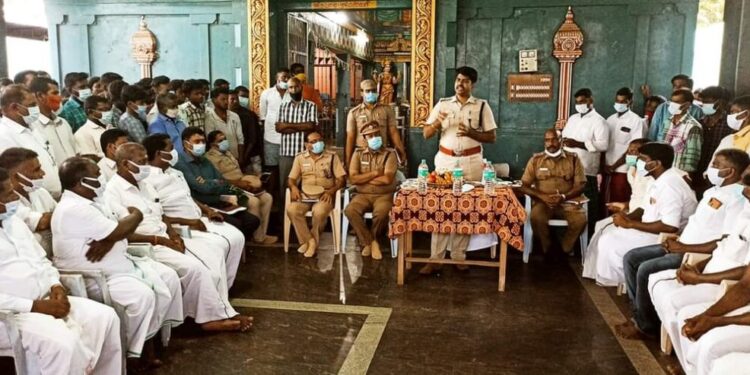 பூம்புகார் மற்றும் அதனை சுற்றியுள்ள மீனவ கிராமங்களில் நிலவி வரும் பதற்ற சூழலை தடுக்க மாவட்ட எஸ்.பி தலைமையில் அமைதி பேச்சுவார்த்தை