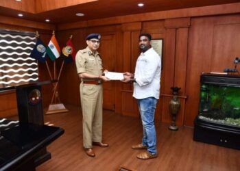 தப்பியோடிய 2 சந்தேக நபர்கள் குறித்து காவல் நிலையத்திற்கு தகவல் கொடுத்த சக்திவேல் என்பவரை ஆணையாளர் நேரில் அழைத்துப் பாராட்டி வெகுமதி