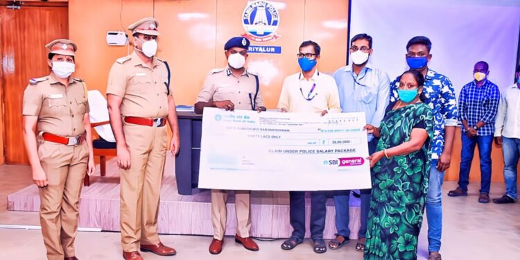 சாலை விபத்தில் இறந்த போலீசாரின் குடும்பத்திற்க்கு நிதியுதவி