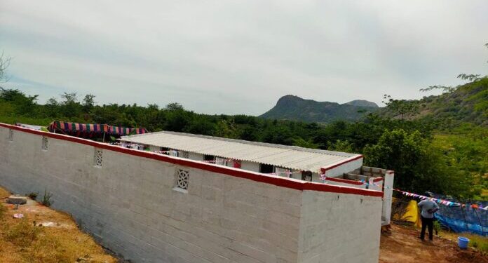 திண்டுக்கல் மாவட்ட காவல்துறை மற்றும் தொண்டு நிறுவனங்கள் இணைந்து 9 ஆதிவாசி பளியர் குடும்பத்தினருக்கு வீடுகள் கட்டி கொடுக்கப்பட்டது