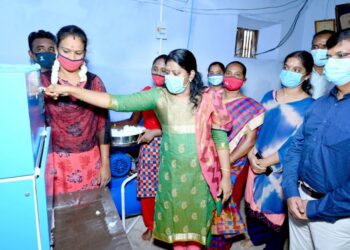 பெண்களுக்கு  மலிவு விலையில்  சானிட்டரி நாப்கின்கள் – முயற்சியைத் தொடக்கிய ஸ்டெர்லைட்